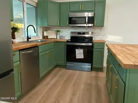 Kitchen - 44135 Gingham Ave, Lancaster, CA 93535 photo 3 of 6