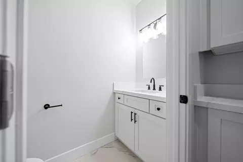 Bath - 21500 Mountain Dr, Tehachapi, CA 93561 photo 1 of 4