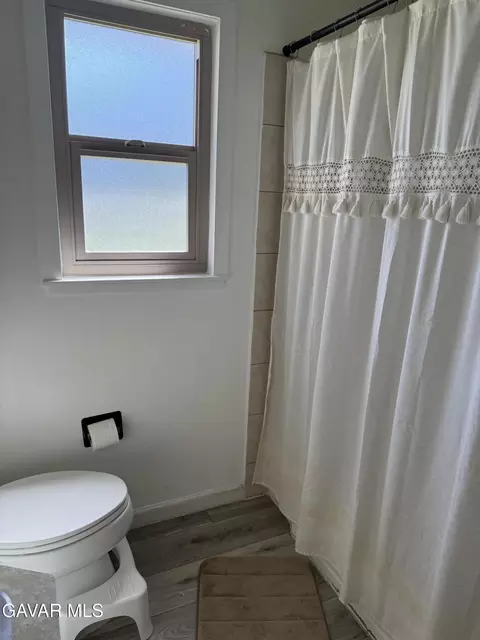 Bath - 919 Golden West Ct, Tehachapi, CA 93561 photo 1 of 4