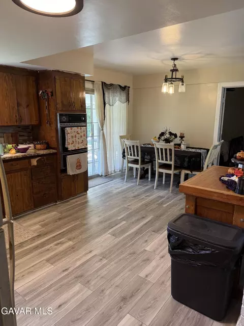 Kitchen - 919 Golden West Ct, Tehachapi, CA 93561 photo 2 of 2