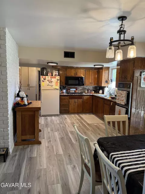 Kitchen - 919 Golden West Ct, Tehachapi, CA 93561 photo 1 of 2