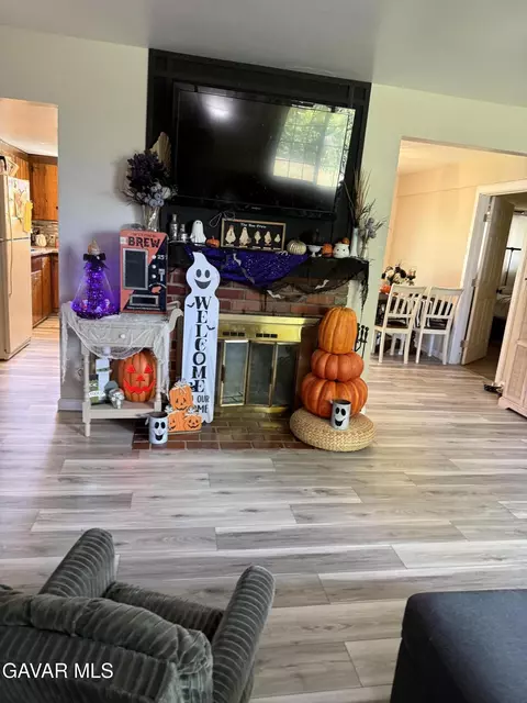 Living - 919 Golden West Ct, Tehachapi, CA 93561 photo 3 of 3