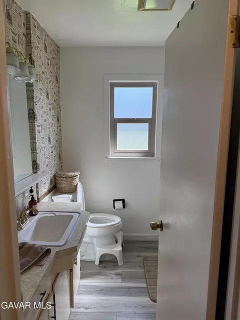 Bath - 919 Golden West Ct, Tehachapi, CA 93561 photo 2 of 4