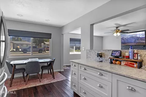221 Bartlett St, Tehachapi, CA 93561 photo 6