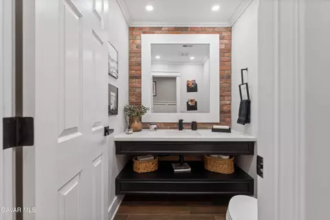 Bath - 2729 Parton Circle Cir, Lancaster, CA 93536 photo 1 of 8