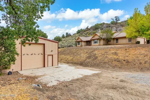 25900 Cumberland Rd, Tehachapi, CA 93561