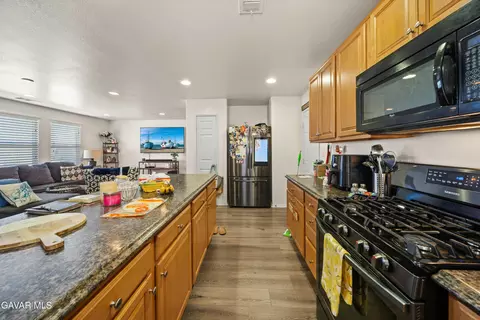 Kitchen - 3339 James Ct, Lancaster, CA 93535 photo 3 of 4