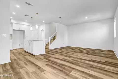 Living - 561 Winchester Dr, Oxnard, CA 93035 photo 1 of 2