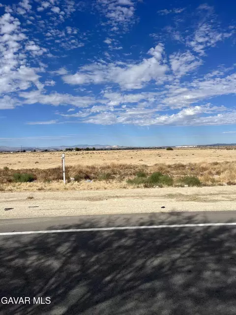 cor 43rd stw street e #J, Lancaster, CA 93535