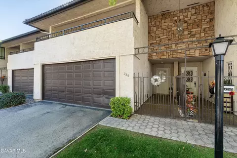 236 Hawk Ln, Palmdale, CA 93551