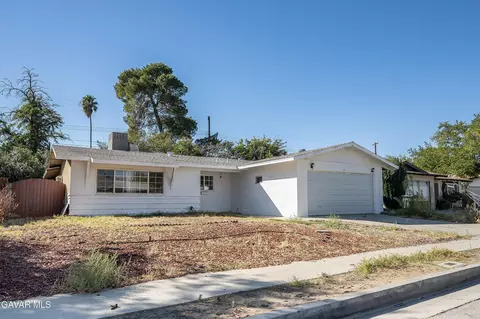 614 Pondera St E, Lancaster, CA 93535