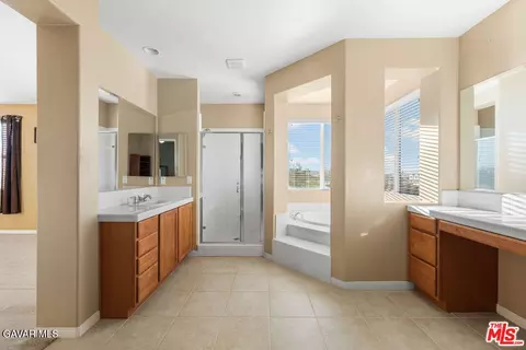 Bath - 41507 Alexo Dr, Lancaster, CA 93536 photo 2 of 3