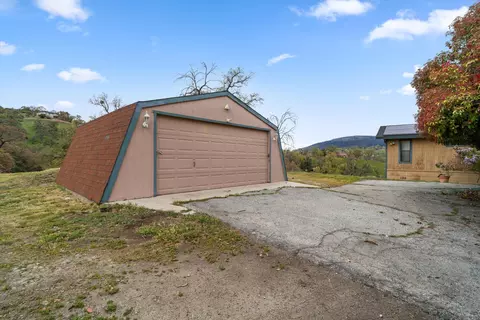 Exterior - 30301 Knight Ct, Tehachapi, CA 93561 photo 6 of 9