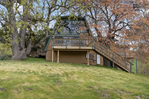 Exterior - 30301 Knight Ct, Tehachapi, CA 93561 photo 3 of 9