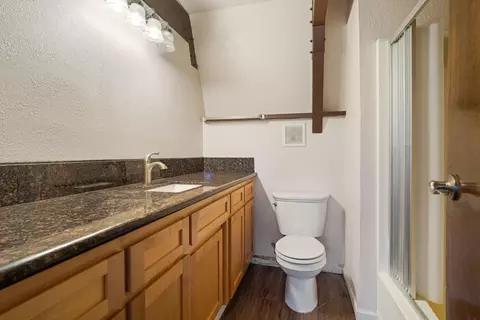 Bath - 30301 Knight Ct, Tehachapi, CA 93561 photo 1 of 2