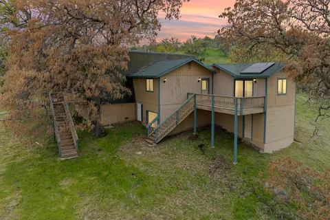 Exterior - 30301 Knight Ct, Tehachapi, CA 93561 photo 2 of 9