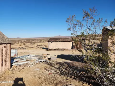 Exterior - 25555 Ave H8 E, Lancaster, CA 93535 photo 5 of 7