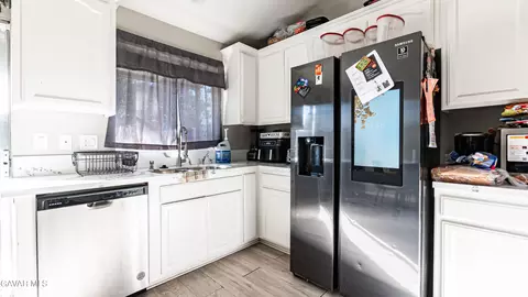 Kitchen - 37519 Hudson St, Palmdale, CA 93552 photo 4 of 5