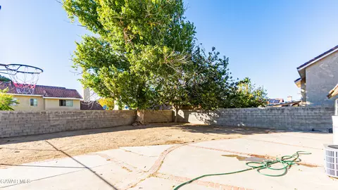 Exterior - 37519 Hudson St, Palmdale, CA 93552 photo 7 of 9