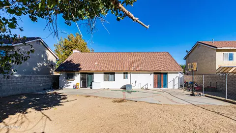 Exterior - 37519 Hudson St, Palmdale, CA 93552 photo 5 of 9