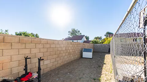 Exterior - 37519 Hudson St, Palmdale, CA 93552 photo 8 of 9