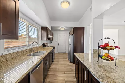 Kitchen - 1004 Ave J14 W, Lancaster, CA 93534 photo 3 of 7