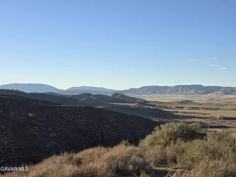 25 3 Points Rd, Lake Hughes, CA 93532