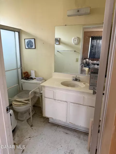 Bath - 17341 Fairfax St, Fontana, CA 92336 photo 2 of 2