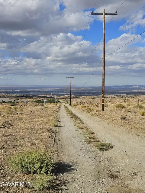 104 Cima Mesa Road, Juniper Hills, CA 93543