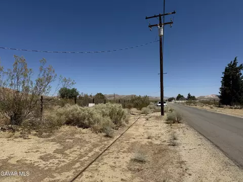 50 Th St W, Rosamond, CA 93560