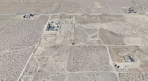 186 Th St E, Palmdale, CA 93591 photo 2