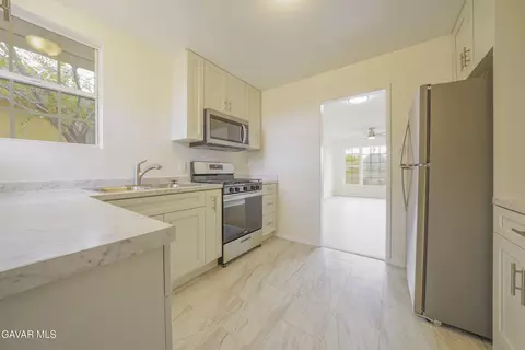 38020 12th St E, Palmdale, CA 93550