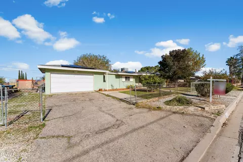 1633 Elizabeth Lake Rd, Palmdale, CA 93551