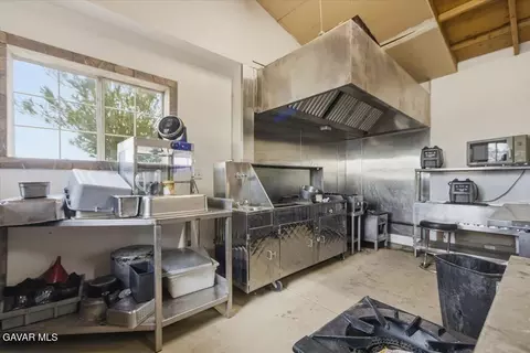 Kitchen - 44005 90th St E, Lancaster, CA 93535 photo 4 of 7