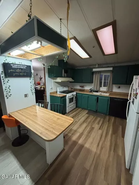Kitchen - 44005 90th St E, Lancaster, CA 93535 photo 5 of 7