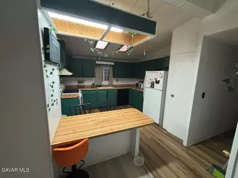 Kitchen - 44005 90th St E, Lancaster, CA 93535 photo 7 of 7