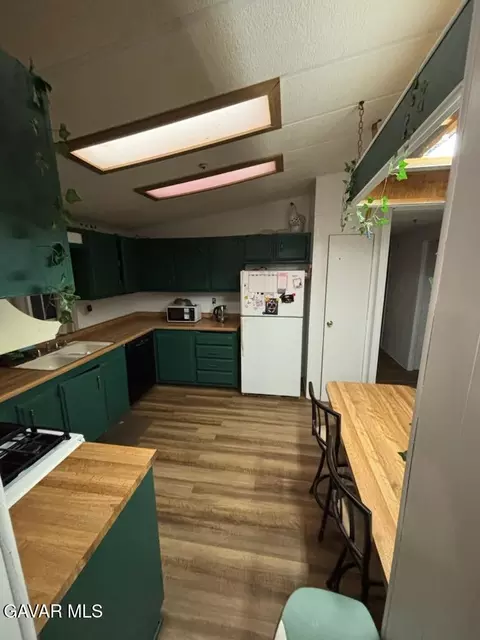 Kitchen - 44005 90th St E, Lancaster, CA 93535 photo 6 of 7