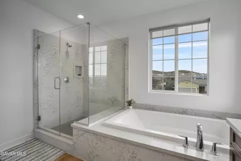 Bath - 3936 Saddle Dr, Palmdale, CA 93551 photo 3 of 4