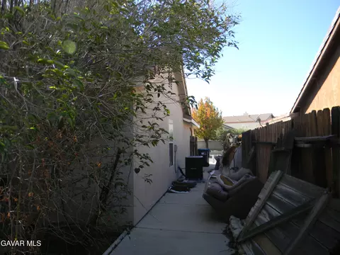 Exterior - 43516 32nd St E, Lancaster, CA 93535 photo 7 of 10