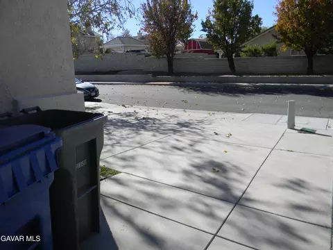 Exterior - 43516 32nd St E, Lancaster, CA 93535 photo 10 of 10