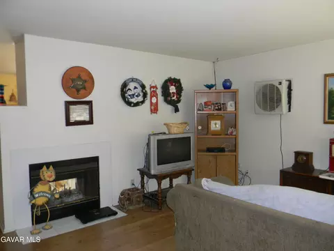 Living - 43516 32nd St E, Lancaster, CA 93535 photo 1 of 1