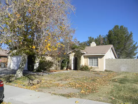 Exterior - 43516 32nd St E, Lancaster, CA 93535 photo 3 of 10