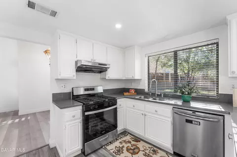 Kitchen - 634 Beverly Ct, Lancaster, CA 93535 photo 3 of 7