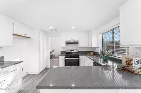 Kitchen - 634 Beverly Ct, Lancaster, CA 93535 photo 4 of 7