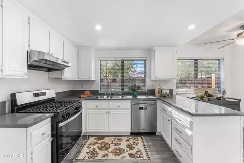 Kitchen - 634 Beverly Ct, Lancaster, CA 93535 photo 2 of 7