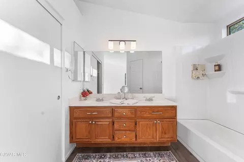 Bath - 634 Beverly Ct, Lancaster, CA 93535 photo 2 of 4