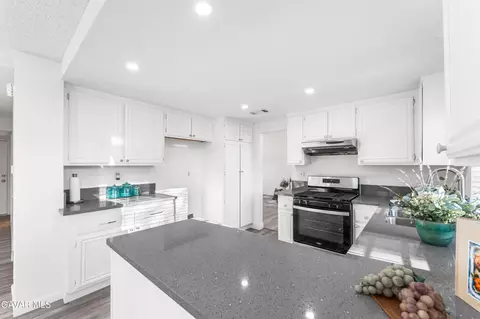 Kitchen - 634 Beverly Ct, Lancaster, CA 93535 photo 5 of 7