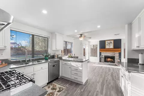 Kitchen - 634 Beverly Ct, Lancaster, CA 93535 photo 1 of 7