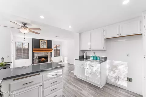 Kitchen - 634 Beverly Ct, Lancaster, CA 93535 photo 6 of 7
