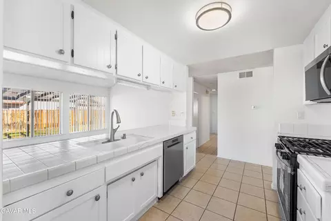 Kitchen - 519 E Avenue J 4, Lancaster, CA 93535 photo 2 of 5